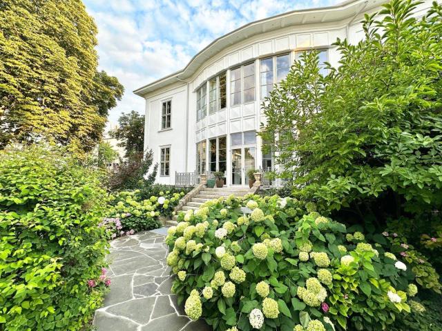 Wiener Grandezza im Hietzinger Cottage | 1.052 m² + Garten + 14 TG Stellplätze | Top Ausstattung
