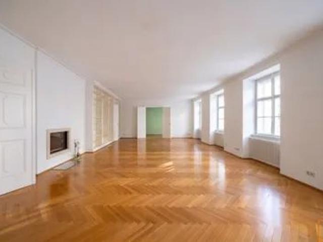 WIENER KLASSIK IM GÖTTWEIGERHOF: Topsanierte Altbauwohnung mit prachtvollem 70 m² großen Wohnsalon