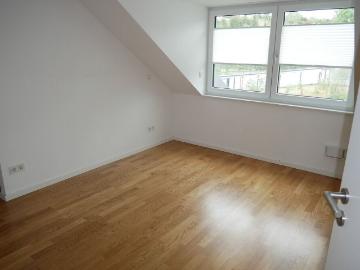 Wiesbaden Biebrich, Neuwertige Dachgeschosswohnung mit Dachloggia, Einbauküche und Tiefgaragenplatz