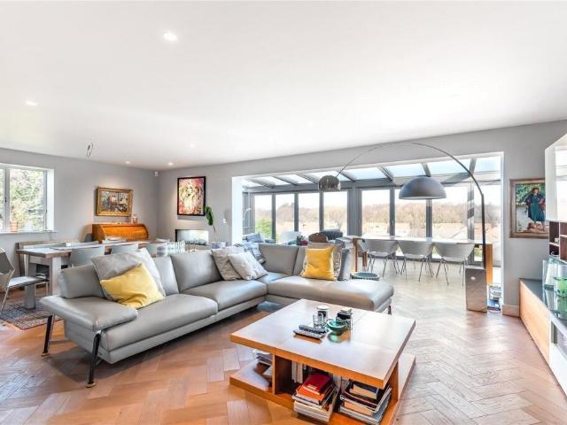 Wigton Lane, Leeds, West Yorkshire, LS17 3 bed flat to rent £3,000 pcm £692 pw