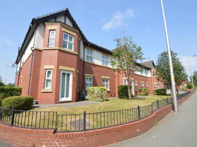 Wigan Road, Ashton 2 bed flat to rent £800 pcm £185 pw