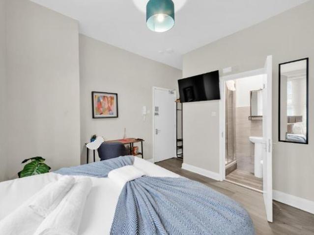 Wightman Road, London N8 Studio to rent £1,275 pcm £294 pw