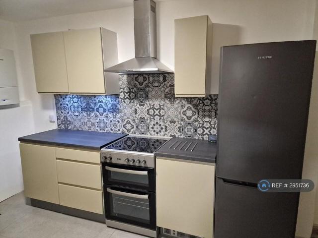 Wigston, Leicester, LE18 2 bed flat to rent £850 pcm £196 pw