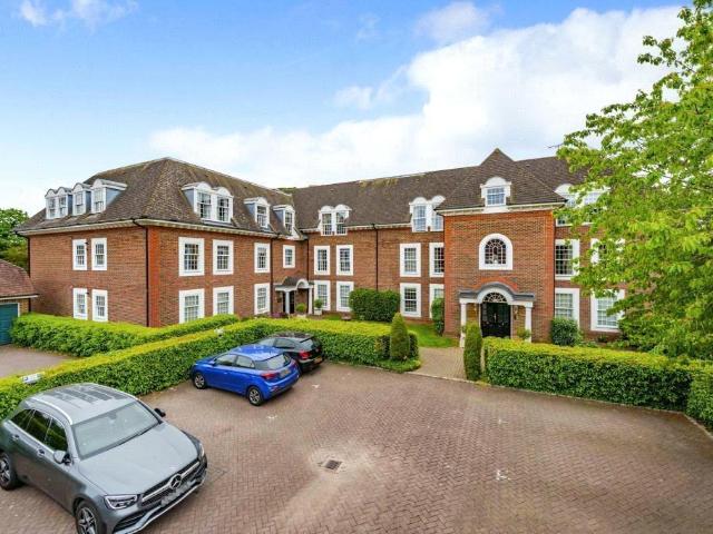Wilton Court, Crossways. 4 bed flat to rent £3,000 pcm £692 pw