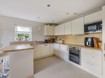 Wilton Court, Worcester Park KT4, 2 bed flat to rent, £2,100 pcm | PrimeLocation