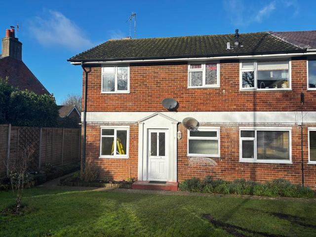Wilton Place, Basingstoke RG21 2 bed ground floor maisonette to rent £1,300 pcm £300 pw
