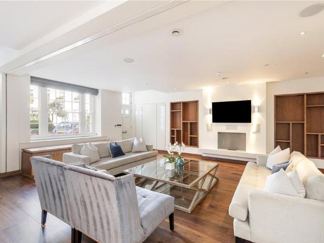 Wilton Row, Knightsbridge, London, SW1X 3 bed mews to rent £13,949 pcm £3,219 pw