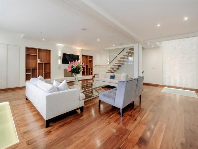 Wilton Row, London, SW1X 3 bed mews to rent £13,949 pcm £3,219 pw