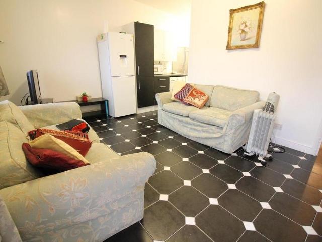 Wilton Road, Hounslow 1 bed apartment to rent £1,045 pcm £241 pw