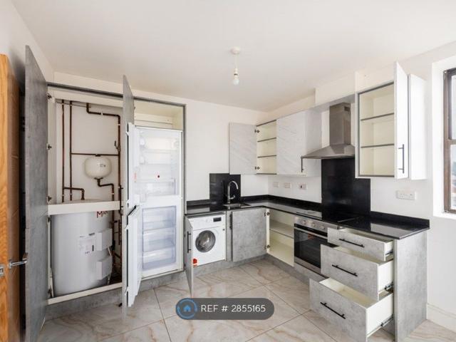 Wiltshire Court, Swindon SN1, 2 bed flat to rent, £1,050 pcm | PrimeLocation