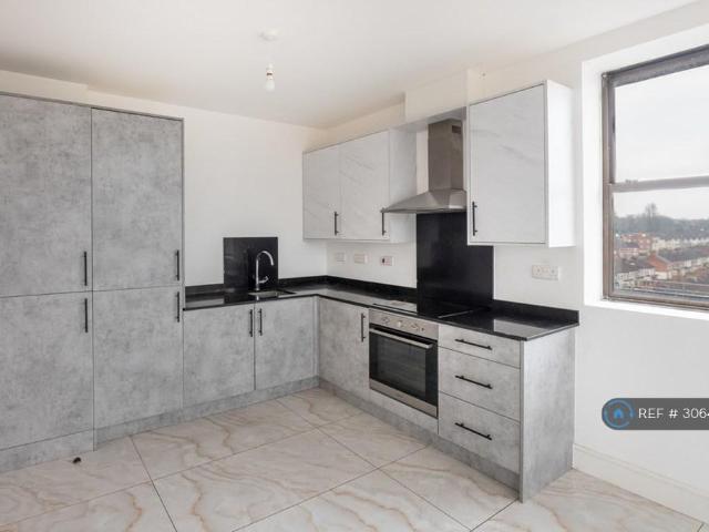 Wiltshire Court, Swindon, SN1 2 bed flat to rent £1,100 pcm £254 pw