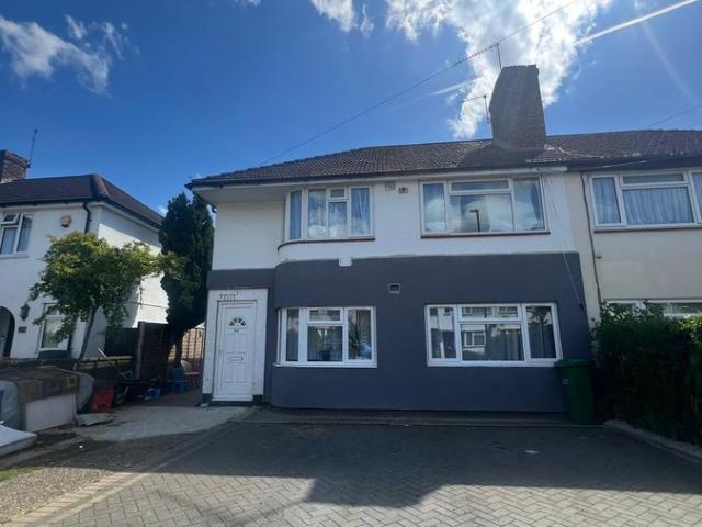 Wiltshire Avenue, Slough SL2, 2 bed maisonette to rent, £1,650 pcm | PrimeLocation