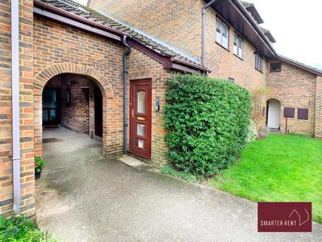 Wiltshire Drive, Wokingham RG40 2 bed apartment to rent £3,240 pcm £748 pw