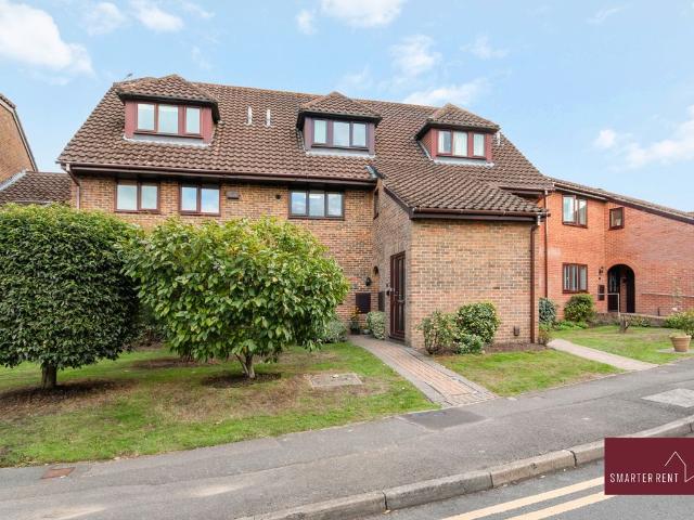 Wiltshire Drive, Wokingham RG40, 2 bed maisonette to rent, £3,000 pcm | PrimeLocation
