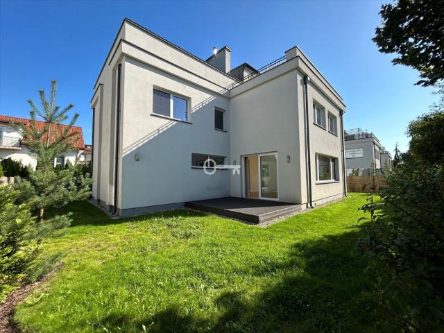 Komfortowy dom 330 m² z ogrodem, garażem i 7 pokojami