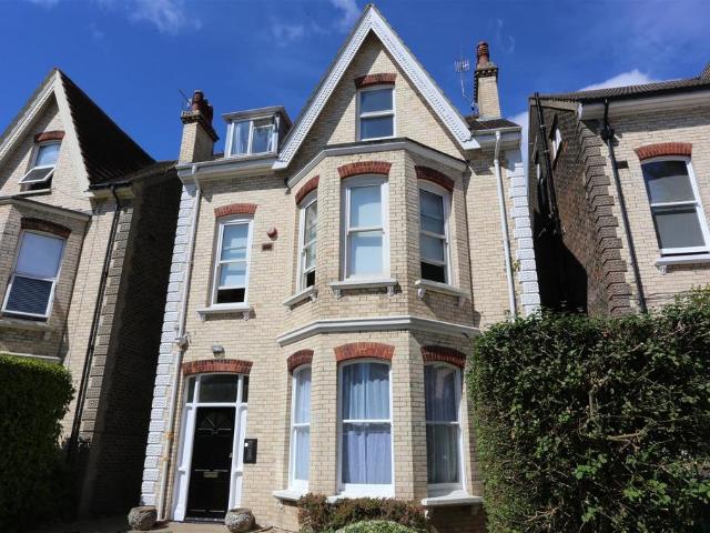 Wilbury Gardens, Hove 2 bed flat to rent £1,995 pcm £460 pw