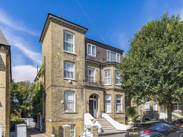 Wilbury Road, Hove 3 bed apartment to rent £2,750 pcm £635 pw