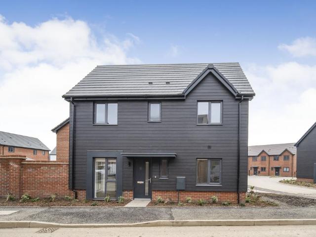 Wilks Road, Crowthorne, Berkshire, RG45 3 bed house to rent £2,225 pcm £513 pw