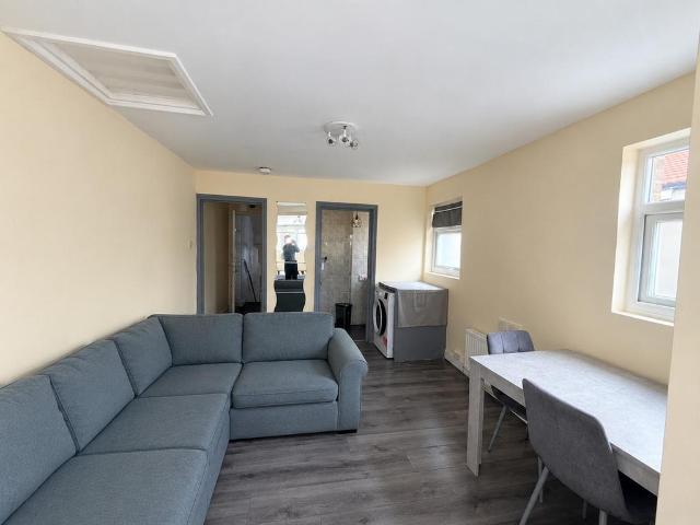 Willesden Lane, London, NW6 1 bed flat to rent £1,600 pcm £369 pw