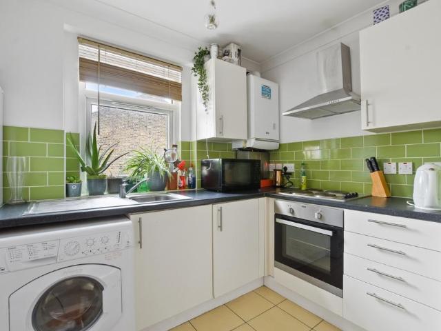 Willesden Lane London NW6 3 bed flat to rent £2,900 pcm £669 pw