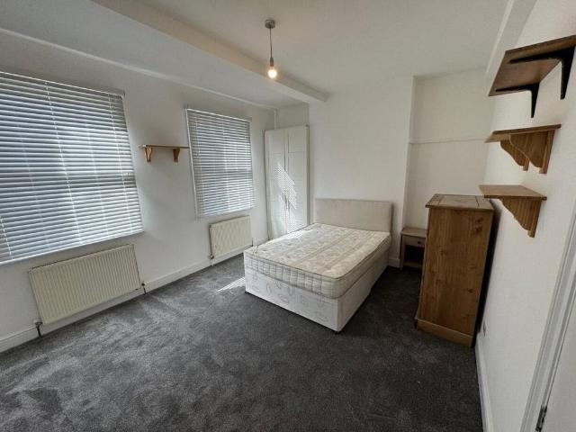 Willesden Lane, London, NW6 4 bed apartment to rent £3,800 pcm £877 pw