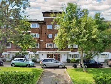 Willesden Lane, London NW6 4 bed flat to rent £3,100 pcm £715 pw