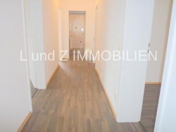 Willkommen in einer renovierten, hellen Wohnung mit etwa 102 qm und sonnigem Balkon