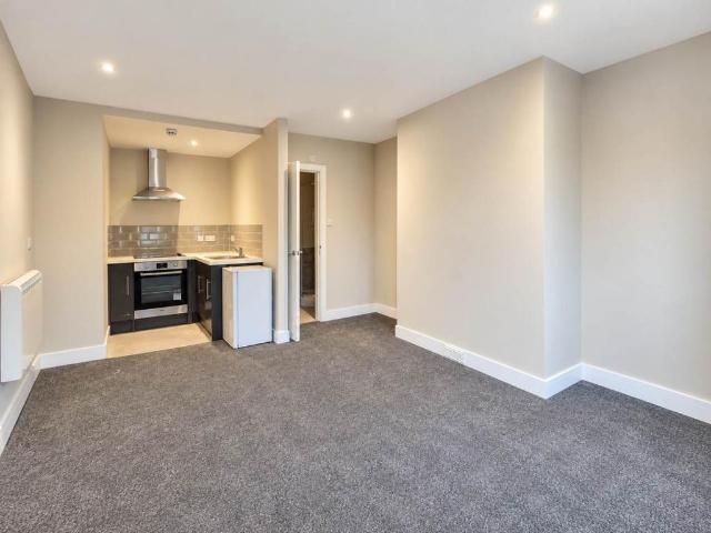 Willingdon Road, Eastbourne, Studio to rent £900 pcm £208 pw