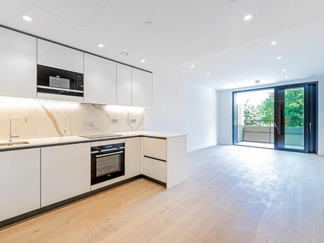 William Morris Way, London, SW6 1 bed apartment to rent £2,850 pcm £658 pw