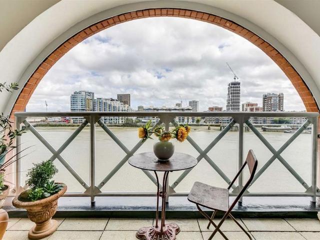 William Morris Way, London SW6 2 bed flat to rent £3,098 pcm £715 pw