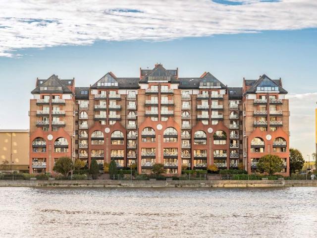 William Morris Way, London SW6 2 bed flat to rent £3,098 pcm £715 pw