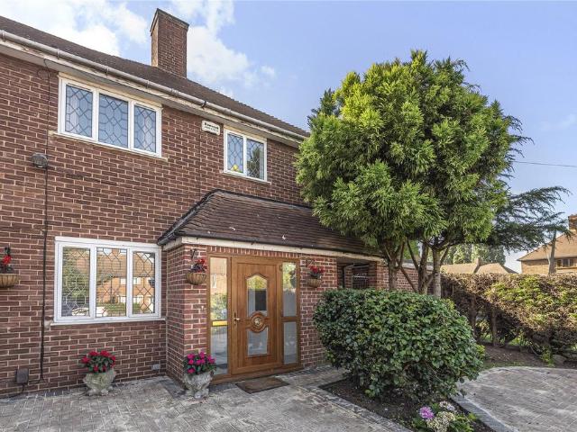 William Barefoot Drive, Eltham. 3 bed semi detached house to rent £2,600 pcm £600 pw