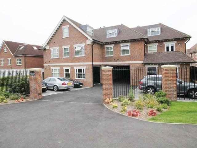 William Court, 109 111 Manor Road, Chigwell, Essex IG7, 3 bed flat to rent, £2,950 pcm | PrimeLocation