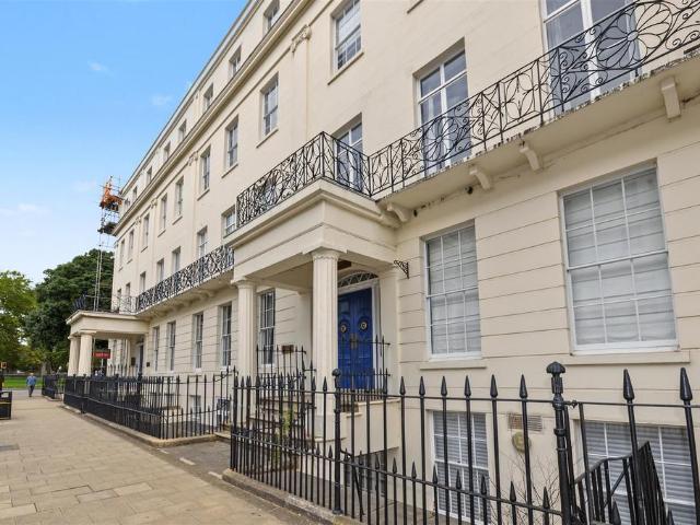 William House, Parade, Leamington Spa 2 bed flat to rent £1,200 pcm £277 pw