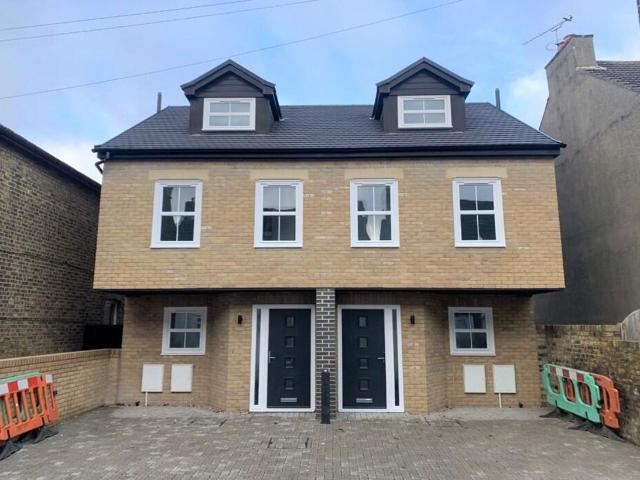 William Street, Sittingbourne ME10, 3 bed semi detached house to rent, £1,500 pcm | PrimeLocation