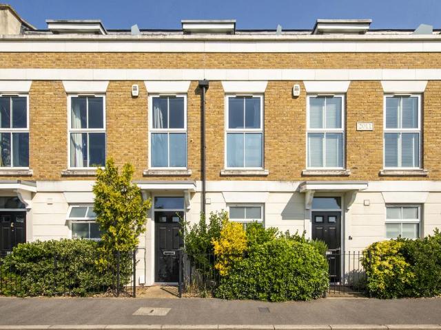 Williams Lane, Mortlake, London, SW14 3 bed terraced house to rent £5,000 pcm £1,154 pw