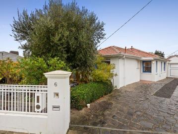 Williamstown Charm, Gardens and Endless Possibility
