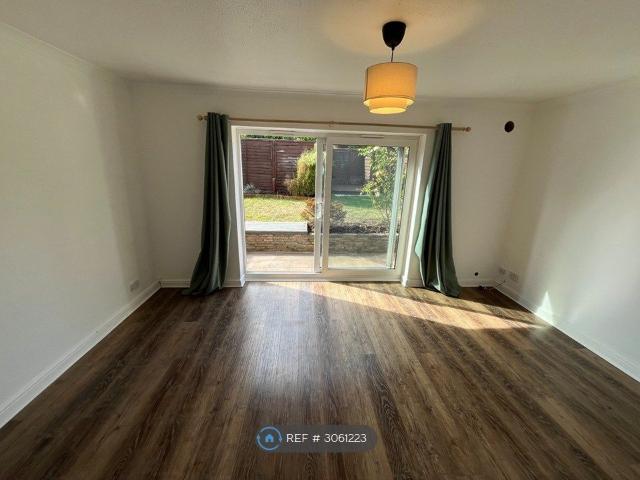 Willis Close, Epsom KT18, 2 bed maisonette to rent, £1,900 pcm | PrimeLocation
