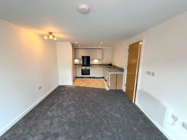Willow Court, Salford M6 3 bed maisonette to rent £1,700 pcm £392 pw