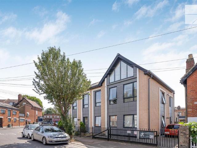 Willow Street, Chingford 2 bed flat to rent £2,100 pcm £485 pw
