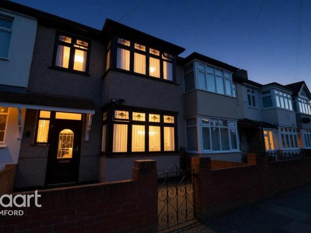 Willow Street, Romford 3 bed terraced house to rent £2,100 pcm £485 pw