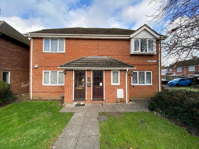 Willow Road, Aylesbury HP19, 2 bed flat to rent, £1,300 pcm | PrimeLocation