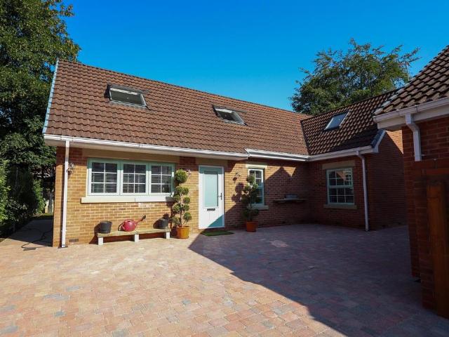 Willow Wood Close, Ashton Under Lyne 4 bed detached house to rent £2,400 pcm £554 pw