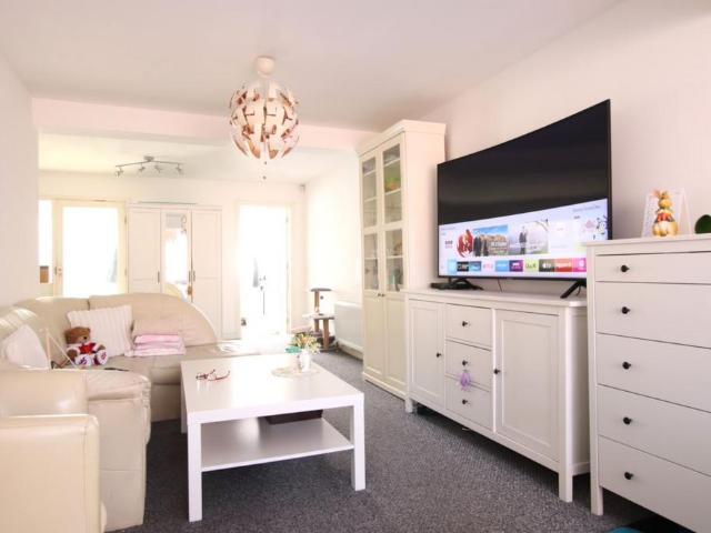 Willow Wood Crescent, London, SE25 5 bed semi detached house to rent £2,300 pcm £531 pw