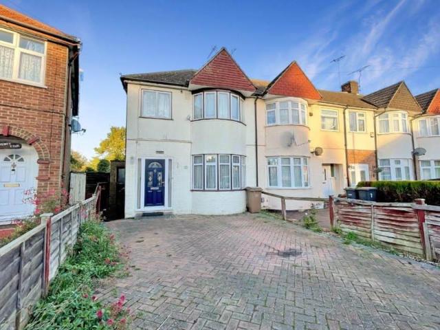 Willow Way, Luton LU3 3 bed semi detached house to rent £1,550 pcm £358 pw