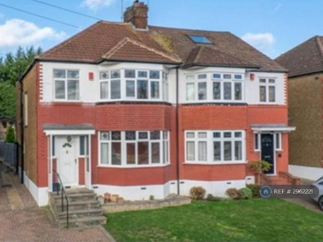 Willow Walk, London, N21 3 bed semi detached house to rent £3,200 pcm £738 pw