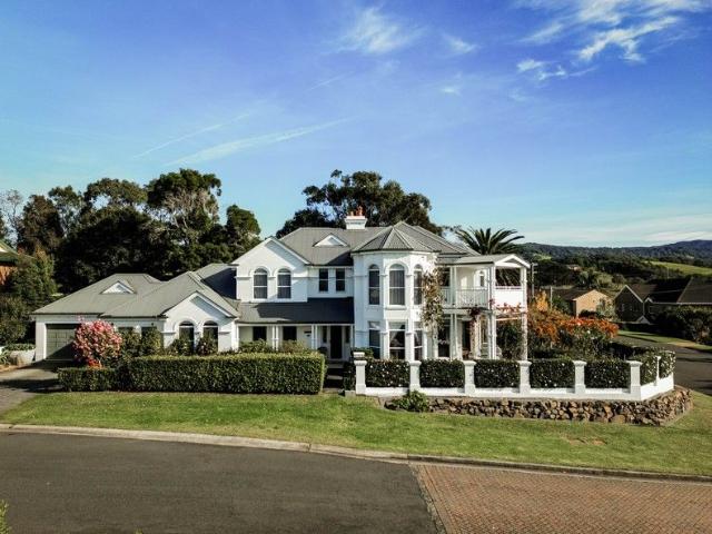 Luxury family residence with self contained guest accommodation