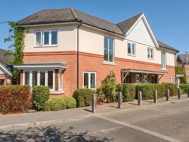 Willowbourne, Hampshire GU51 3 bed semi detached house to rent £2,050 pcm £473 pw