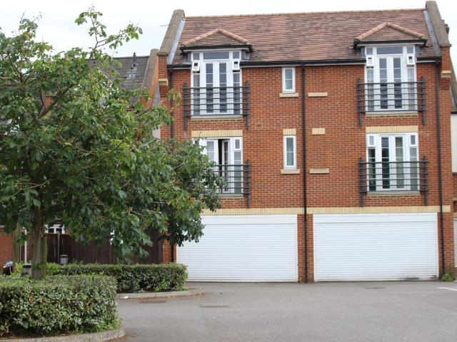 Willowbrook Court, Egham TW20, 1 bed flat to rent, £1,300 pcm | PrimeLocation