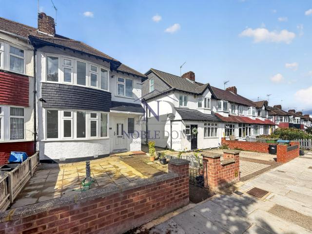 Wills Cres, Hounslow, TW3 3 bed end of terrace house to rent £2,650 pcm £612 pw